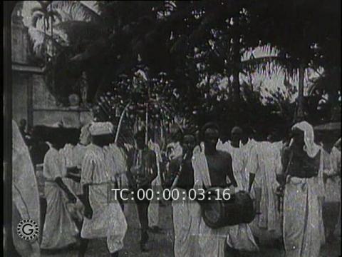 EN INDE, FETE RELIGIEUSE (In India, Religious Festival)