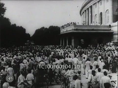 DEUX NOUVEAUX DOMINIONS. LORD MOUNTBATTEN À DELHI (Two New Dominions. Lord Mountbatten in Delhi)