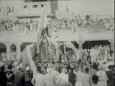 INAUGURATION D'UNE STATUE DE GANDHI AUX INDES (Inauguration of a Statue of Gandhi in India)